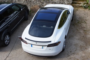 Une Model S recharge paisiblement la nuit sur une prise domestique lors d'un arrêt nocturne en chambre d'hôtes